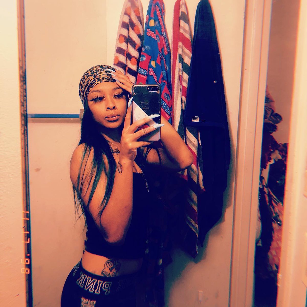 whodoitbetter_'s tweet image. Why you acting like another man wouldnβt choose her ?