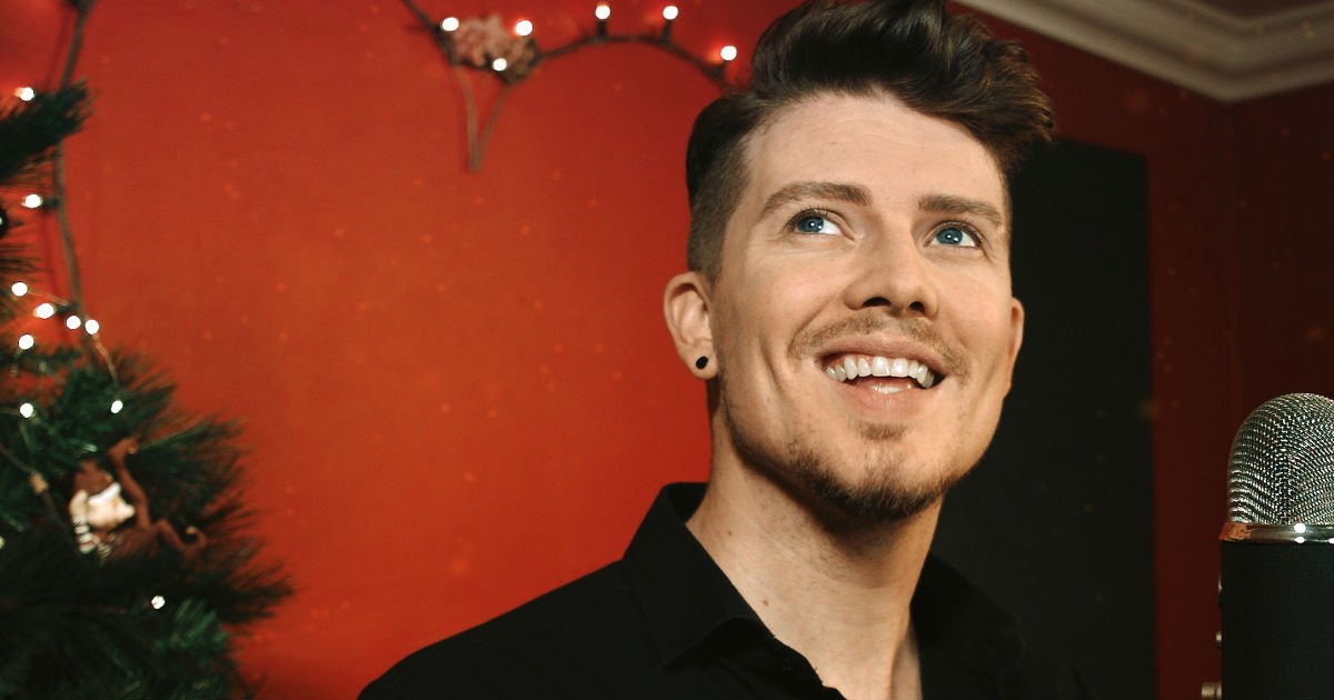Afrikaanse Musieknuus (@afrikaansm) on Twitter photo 🎅🎄 Ons kan nou skaars wag vir Kersfees ná die video van <a href="/KyleGrantSinger/">Kyle Grant</a>: bit.ly/2rU3lIE
#GrownUpChristmasList <a href="/StarburstPromo/">Starburst Promotions</a> 🎅🎄 Ons kan nou skaars wag vir Kersfees ná die video van <a href="/KyleGrantSinger/">Kyle Grant</a>: bit.ly/2rU3lIE
#GrownUpChristmasList <a href="/StarburstPromo/">Starburst Promotions</a>
