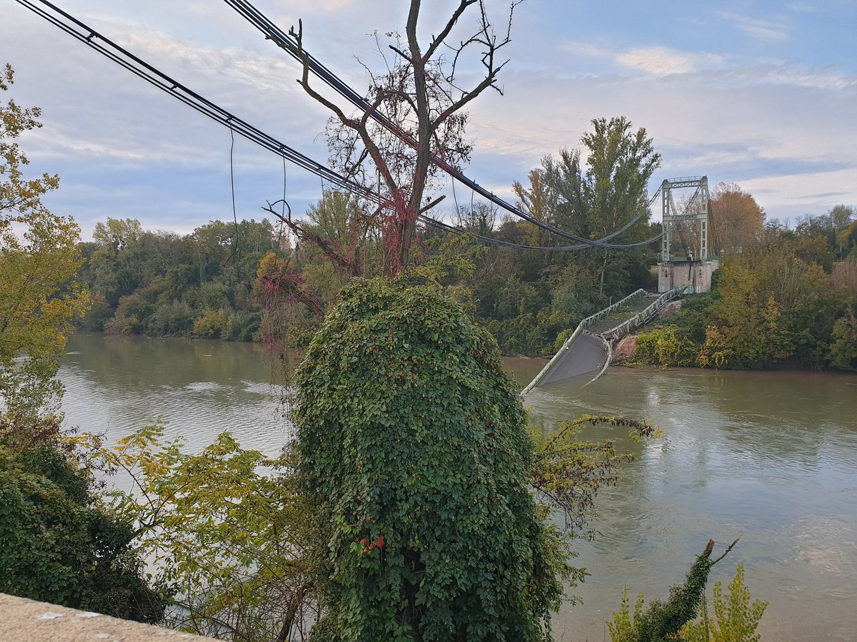 Un pont s'effondre au nord de Toulouse EJo5eIFXYAEJSPX