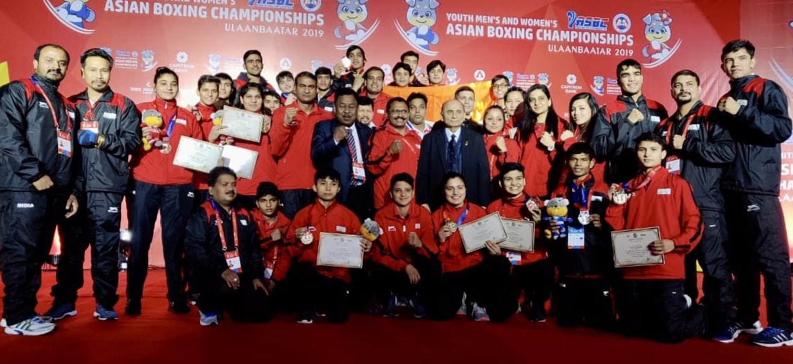 Here's a picture to punch up your Monday blues🥊#TeamIndia Youth #Boxing team put on a towering show in #Ulaanbaatar finishing their #ASBC #AsianYouthBoxingChampionship campaign with a 1⃣2️⃣ medal haul of 5🥇2🥈5🥉Kudos champs @BFI_official 👏#WeAreTeamIndia🇮🇳#PunchMeinHaiDum