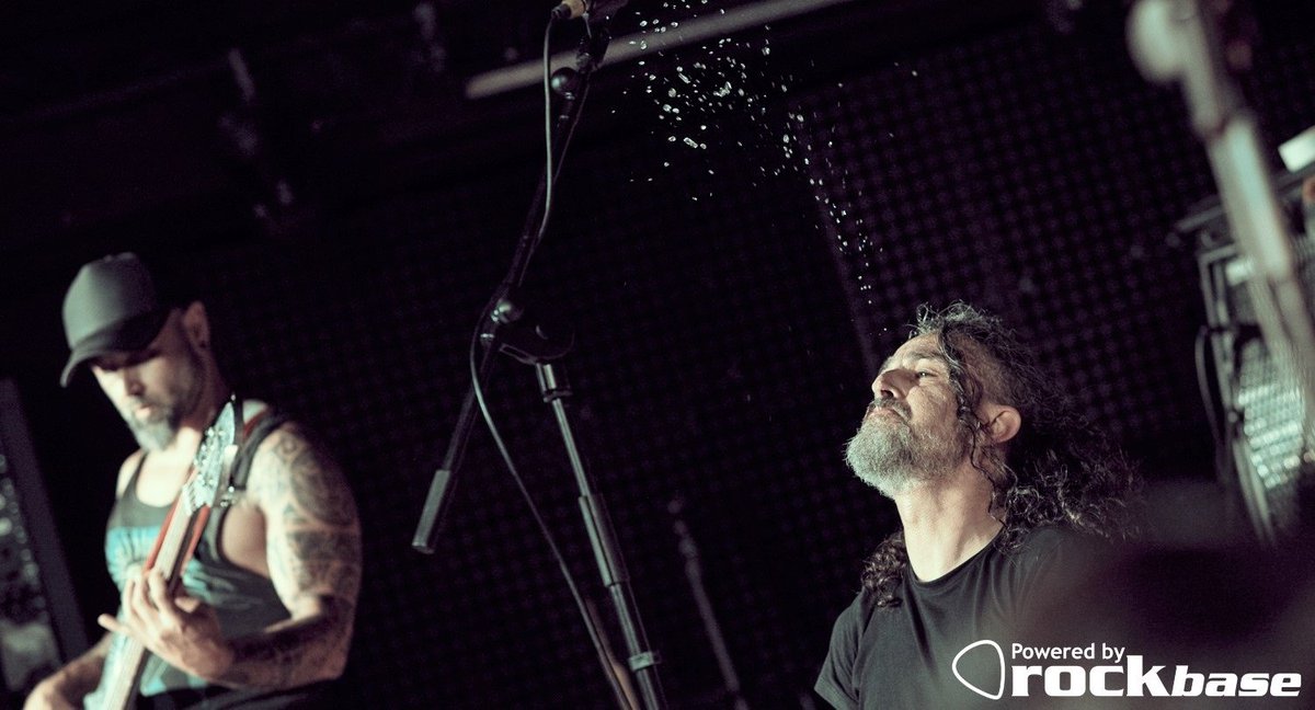 KutxilloJack's tweet photo. KUTXILLO
Fotografía por: Rockbase
#kutxillo #dpunkrockdenavaja #barriobajero #macarra #punk #envidiakotxina #concierto #punkrock #baila #fuente #agua #gorra #ducha #mojate #damelacartera #tambienlachupa (#chaqueta , #cazadora . #Mentespodridas) https://t.co/dVf2sagQkQ