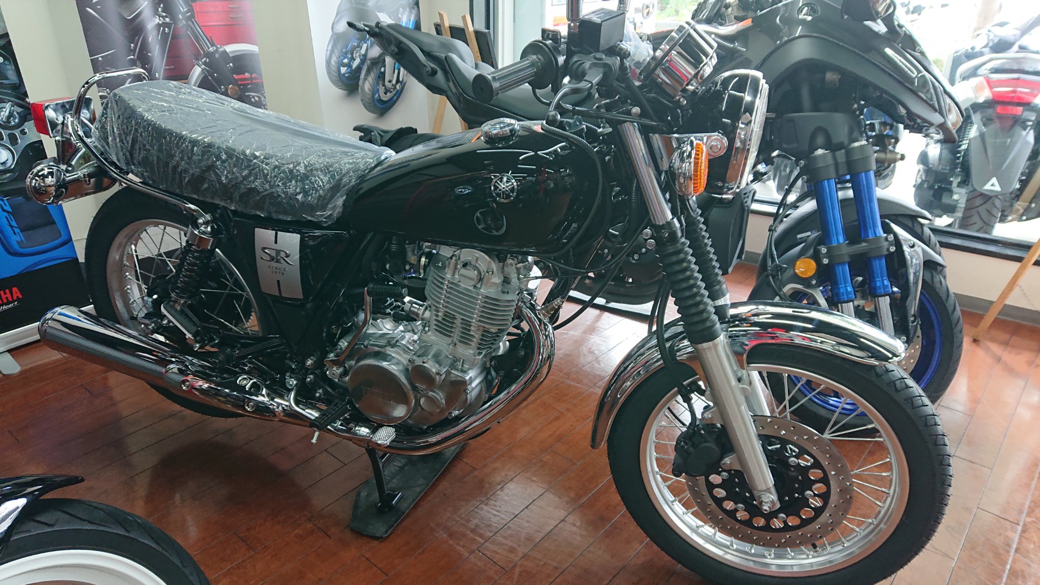 Ysp東淀川 スタッフ募集中 ずっとバックオーダー状態でしたsr400やっと入庫致しました いやー やっぱりかっこいいなー Ysp東淀川 Ysp Sr400 Sr キックスタート ビックシングル Yamaha Yamahaが美しい T Co Cjtgr8fxp2 Twitter