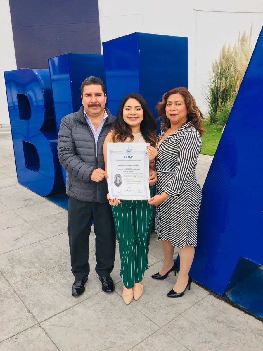 AndyCarrascoA's tweet image. Y como esto también es de ellos, hoy fuimos a tomarnos fotos bonitas para guardar este bonito recuerdo ✨ #OrgullosamenteBUAP