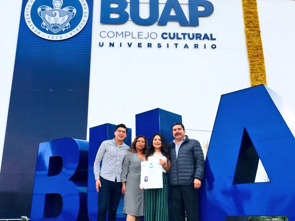 AndyCarrascoA's tweet image. Y como esto también es de ellos, hoy fuimos a tomarnos fotos bonitas para guardar este bonito recuerdo ✨ #OrgullosamenteBUAP