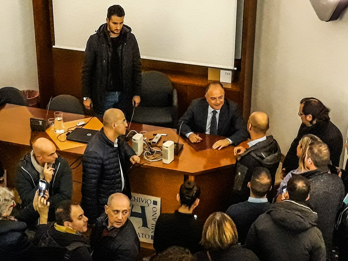 Il Procuratore #NicolaGratteri presenta al @BOOKCITYMILANO LA RETE DEGLI INVISIBILI scritto assieme a #AntonioNicaso. "La 'ndrangheta non è una struttura statica, si muove e cambia col mutare sociale. Le mafie sono vive e vegete, sono esattamente come noi, ci assomigliano" #BCM19
