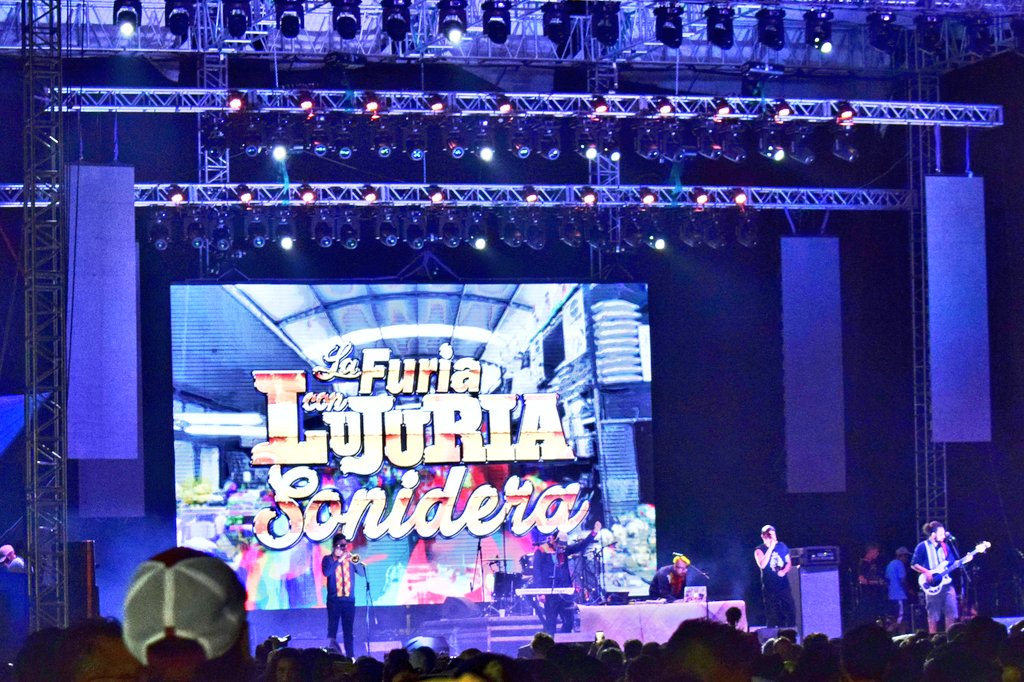 agroecologo's tweet photo. @yashimvrc Servida, mi querida colega y carnalita chapinguera. Su señor esposo Vladimir es una riata tocando la trompeta y su banda @FuriaconLujuria se lució en el Festival @MazunteJazz... Mis respetos 🙏 https://t.co/pkYxeawZYz