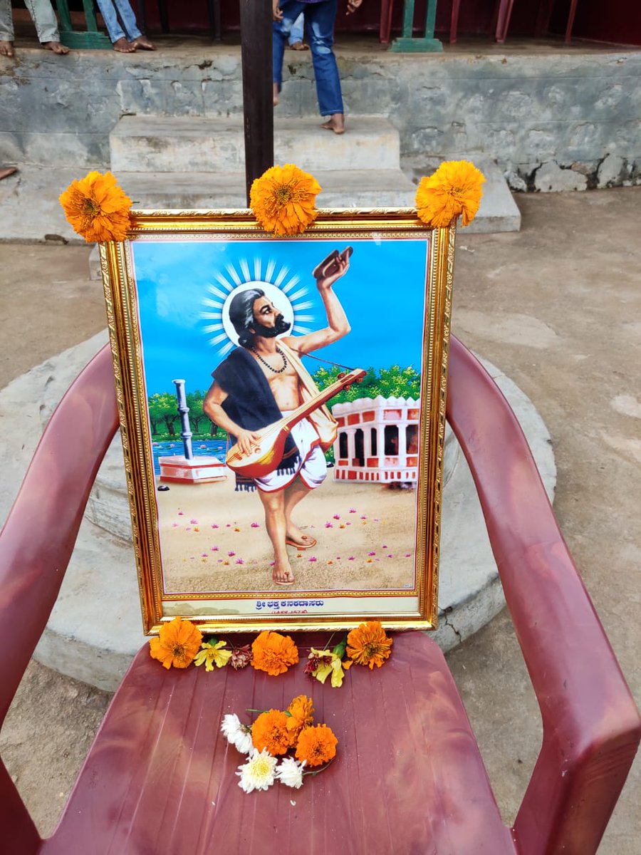 snpkarnataka's tweet photo. #kanaka_Jayanti held @ #Doddane. Students themselves made arrangements for the function and prize distribution was there for the competitions which were organised earlier. Story of devotee Kanakadasa was explained to the students.
#SNP https://t.co/Dxups34q5g