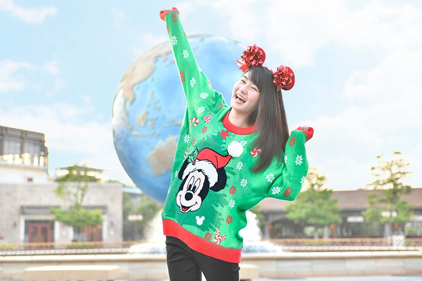 東京ディズニーリゾートpr 公式 在 Twitter 上 サンタ帽をかぶったミッキーが大きく描かれたクリスマスカラーのセーター カチューシャもパーティー感あふれるデザインになっていますよ 身につけてクリスマスのパークを満喫してみてはいかが T Co