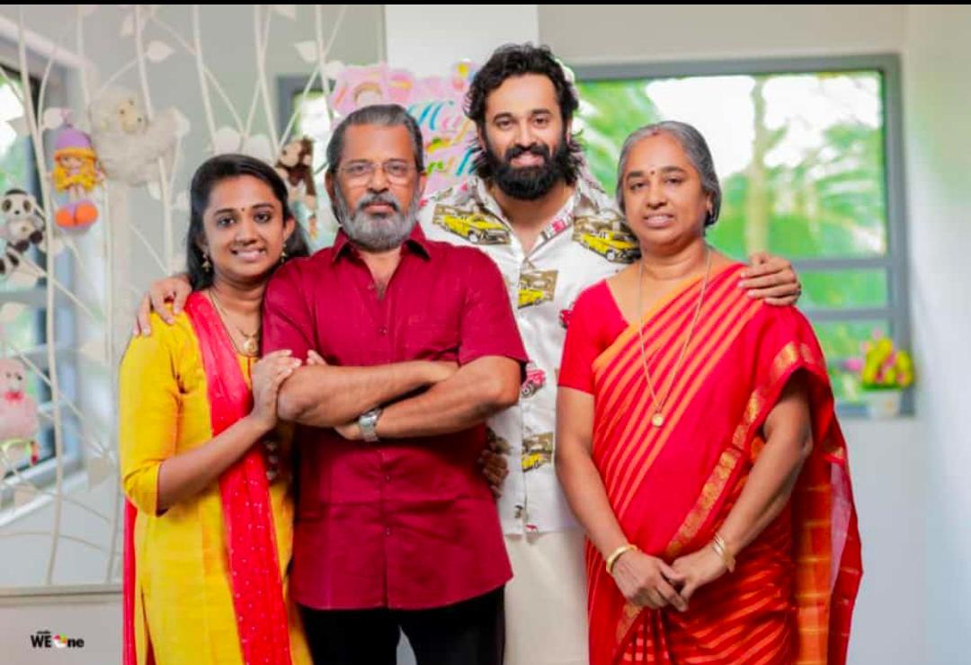 Unni Mukundan Club on Twitter: "Happy wedding anniversary Achan &amp; Amma ♥️ #Mukundan #RojiMukundan @Iamunnimukundan 🤗 #UnniMukundan #УнниМукундн #Unniyettan #SuperManOfMollywood #SuperManOfKerala #SuperMan #MollywoodSuperman #ManOfSteel #actor ...