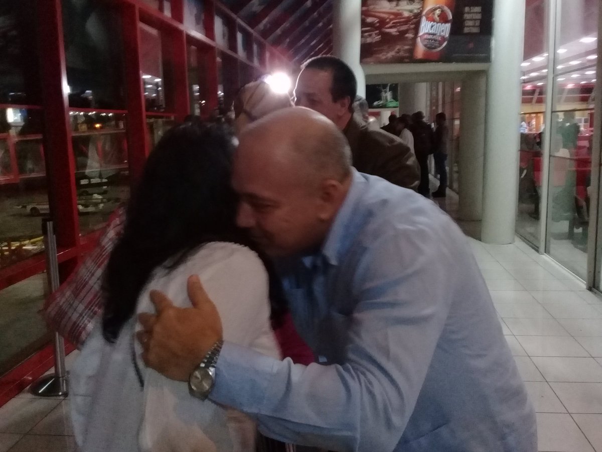 DrRobertoMOjeda's tweet photo. Recibimos segundo grupo de colaboradores de #BMCBolivia que regresan con la misión cumplida, dentro de ellos Amparo, Ramón, Idalberto y Alexander que fueronz detenidos arbitraria e injustamente. Bienvenidos, la Patria os contempla Orgullosa. #SomosCuba #CubaEsSalud @DiazCanelB https://t.co/PsT9YXnZXd