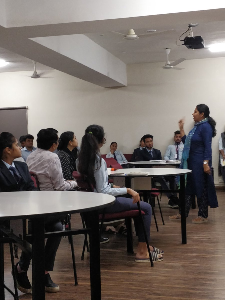 AmanGole1's tweet photo. It's always great to hear Ms. Anupama Modi Mam.
#Postsession #Talk #mentoring #familybusiness #srijan #srijanecell
@ecell_acropolis @AcropolisIndia https://t.co/O02TNgIGE5