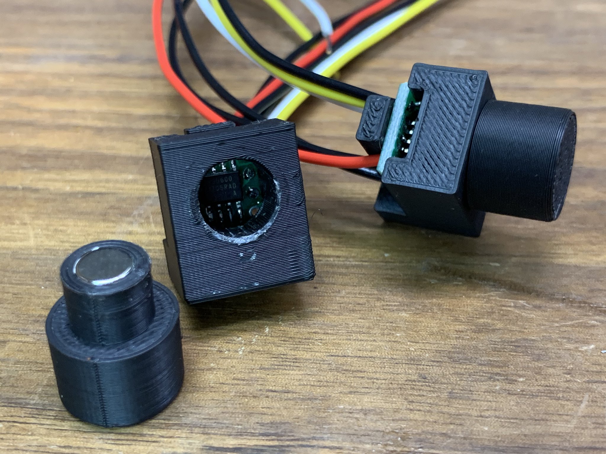 Tomo Makabe 磁気ロータリーエンコーダas5600のテスト 4096ステップの優れもの 3dプリンタで作ったケースに組み込み 電源 Gnd 信号線 Gndに落とす線2本の合計6本 それから プルアップ抵抗とコンデンサ それだけで動いた 単体で動いたのでこれからi2c Tomo Makabe 磁気ロータリーエンコーダas5600のテスト 4096ステップの優れもの 3dプリンタで作ったケースに組み込み 電源 Gnd 信号線 Gndに落とす線2本の合計6本 それから プルアップ抵抗とコンデンサ それだけで動いた 単体で動いたのでこれからi2c