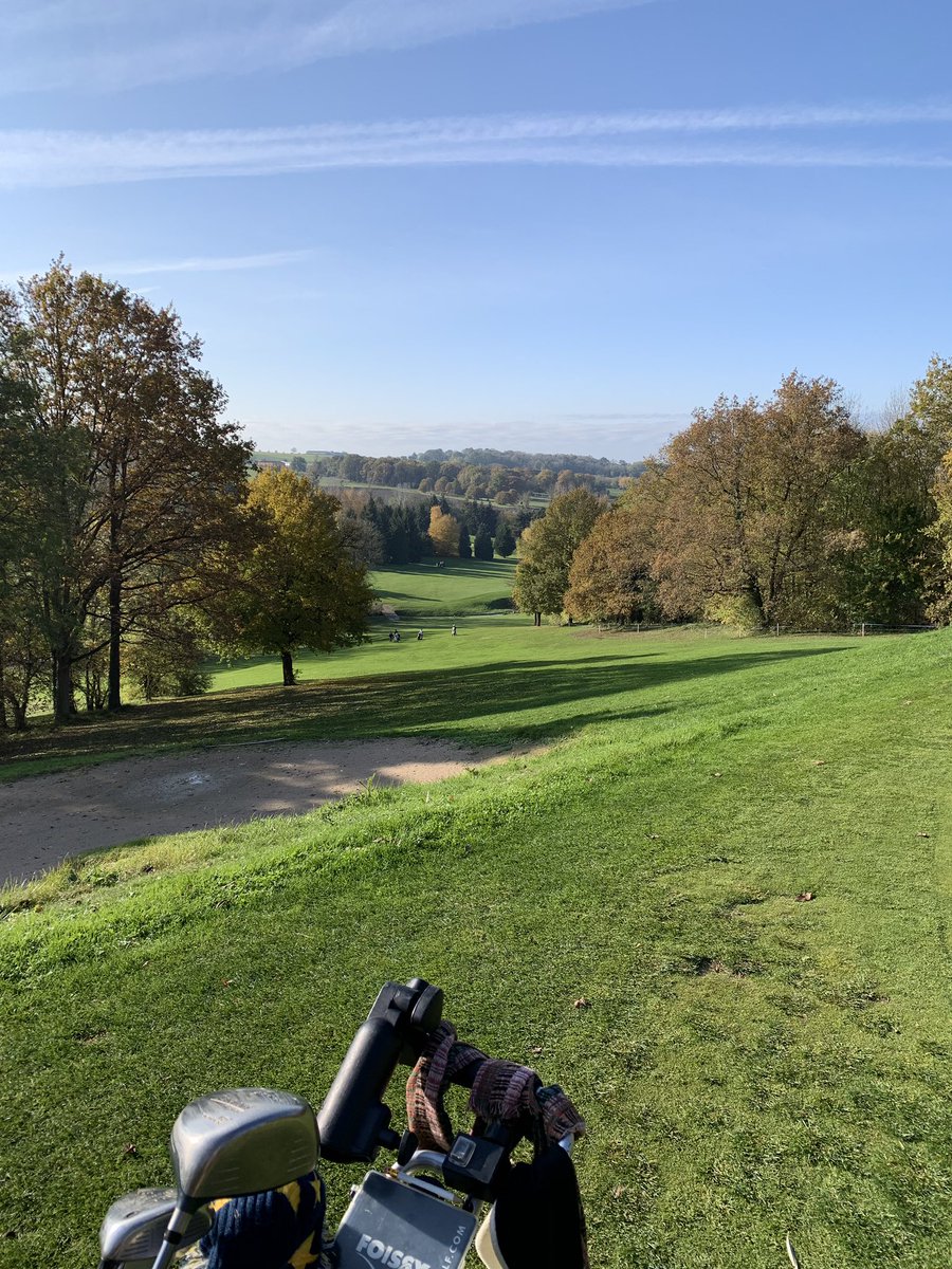 loJNPR's tweet photo. Comment décompresser de sa semaine de travail ? #golf à l’automne c’est parfait , calme , couleurs :) https://t.co/YRcZH3pKRs