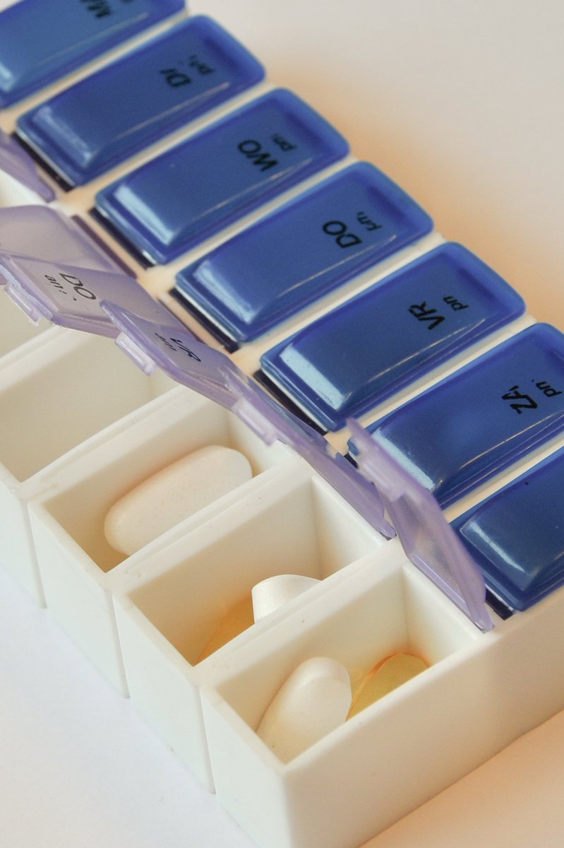 umcg's tweet image. Niet op goede manier medicatie innemen zorgt in Europa voor 200.000 doden per jaar. Op initiatief vh UMCG is 18 november daarom nu Dag van de Therapietrouw. Een team onderzoekers gaat in een nieuw expertisecentrum na hoe #therapietrouw te bevorderen is. bit.ly/2QiFUD3