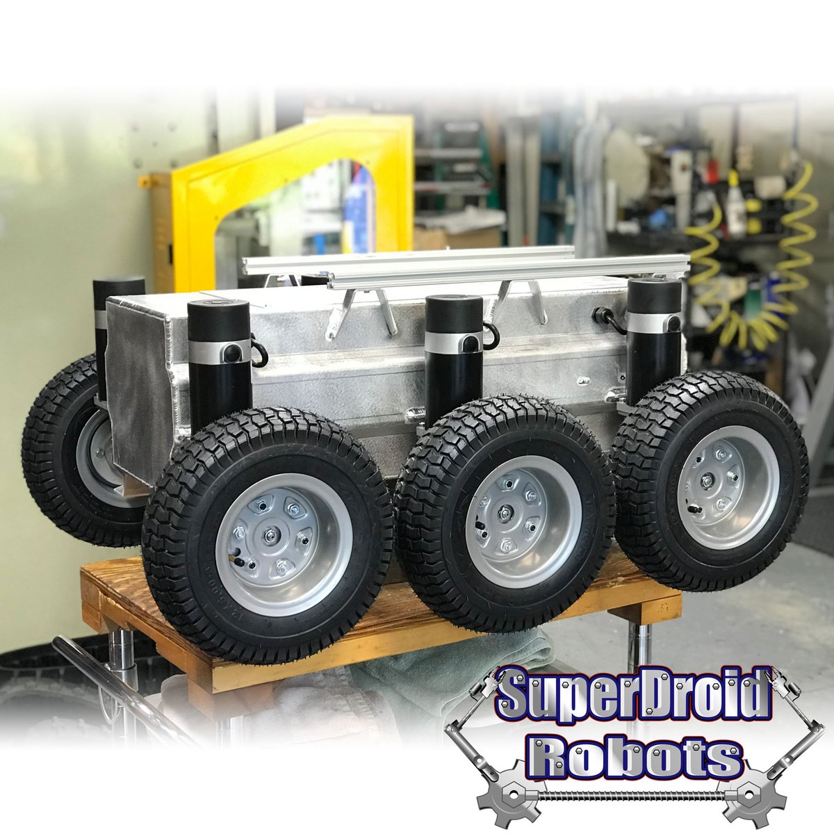 SDRobots's tweet image. This heavy duty platform is built to handle heavy payloads and still be highly customizable. Check out this robot and others like it at ow.ly/ttkE50xc1E0 for more information!

#robots #technology #superdroidrobots #all-terrain