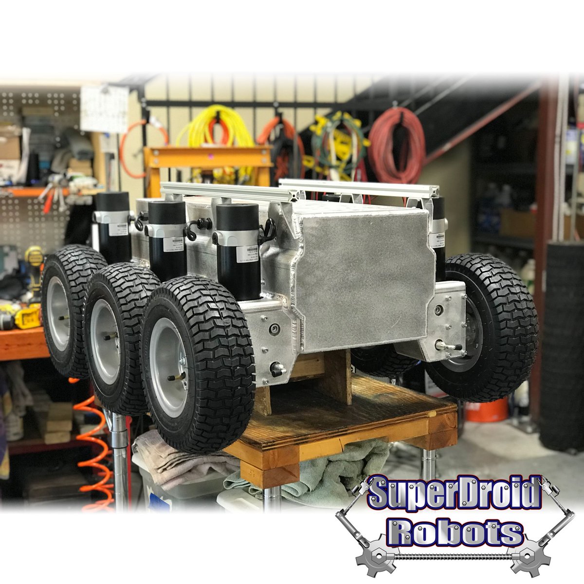 SDRobots's tweet image. This heavy duty platform is built to handle heavy payloads and still be highly customizable. Check out this robot and others like it at ow.ly/ttkE50xc1E0 for more information!

#robots #technology #superdroidrobots #all-terrain