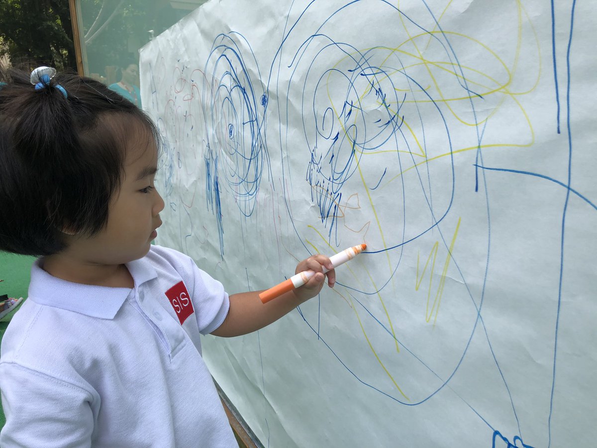 annlopez1981's tweet image. Nurturing emergent writers. @Nursery_B #communicators #verticalsurface #finemotorskills #sisrocks #siseyrocks