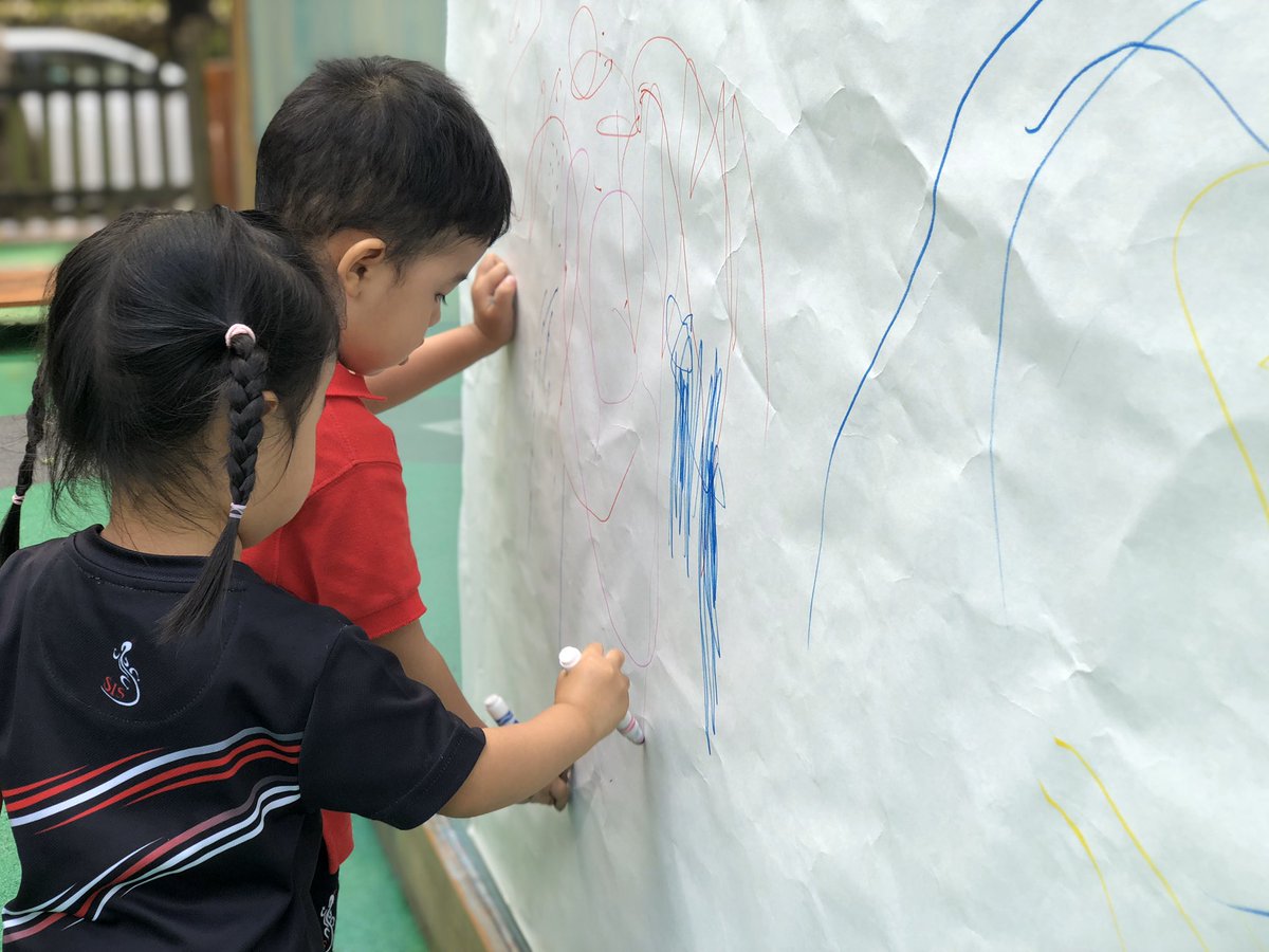 annlopez1981's tweet image. Nurturing emergent writers. @Nursery_B #communicators #verticalsurface #finemotorskills #sisrocks #siseyrocks