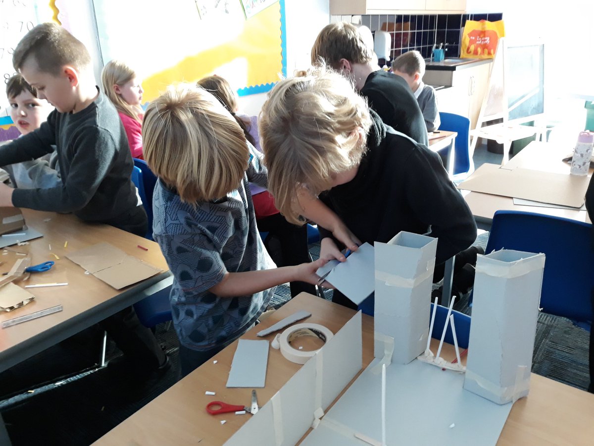 DunbarPrimary's tweet photo. Working together to make Roman Buildings #ARCHCOMMUNITY https://t.co/rlG57uaBTt