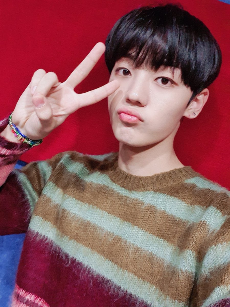 official_ACE7's tweet photo. [#에이스_찬]

셀카 폭탄 받으세용!!
홓 그냥 폭탄인가?

#ACE #에이스 #CHOICE #초이스
#삐딱선 #SAVAGE
#폭탄셀카 #냥 #폭탄받아라 #🔥 https://t.co/W9BWhaRDnd