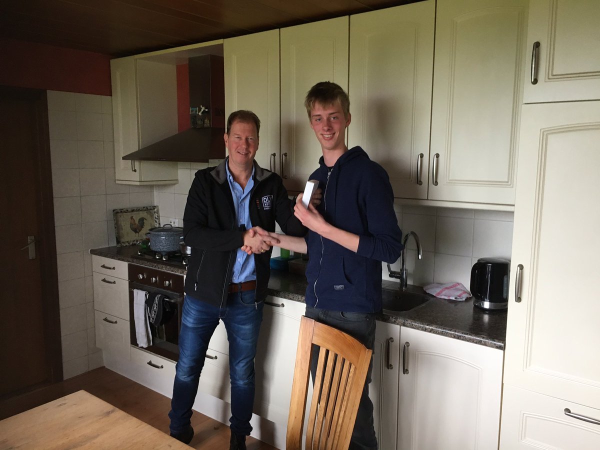Idsge76's tweet photo. @DLVadvies Eerste prijswinnaars Agrarische Schouw gehuldigd. Projectleider Duurzame Energie Ron Middelkamp wist de familie Terwisscha van Scheltinga te verblijden met een powerbank. Meer weten over duurzame energie, https://t.co/LeE9KfZgzN https://t.co/Vpey1tN7ZS