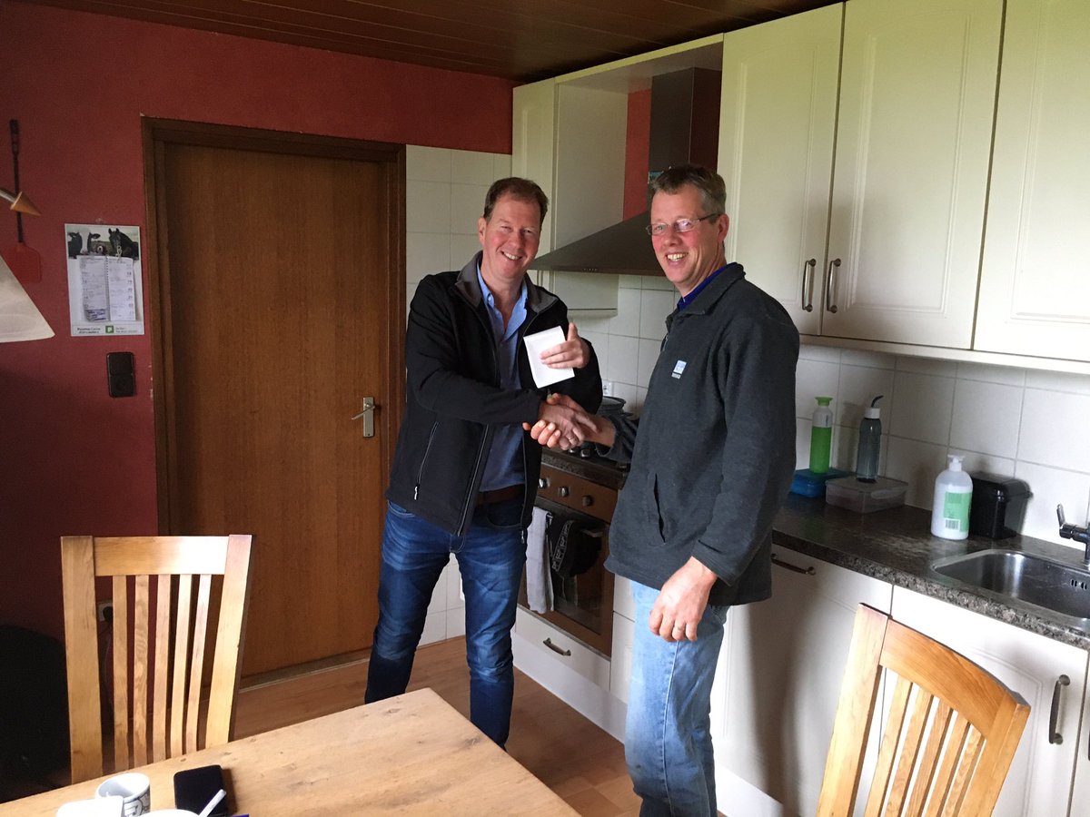 Idsge76's tweet photo. @DLVadvies Eerste prijswinnaars Agrarische Schouw gehuldigd. Projectleider Duurzame Energie Ron Middelkamp wist de familie Terwisscha van Scheltinga te verblijden met een powerbank. Meer weten over duurzame energie, https://t.co/LeE9KfZgzN https://t.co/Vpey1tN7ZS