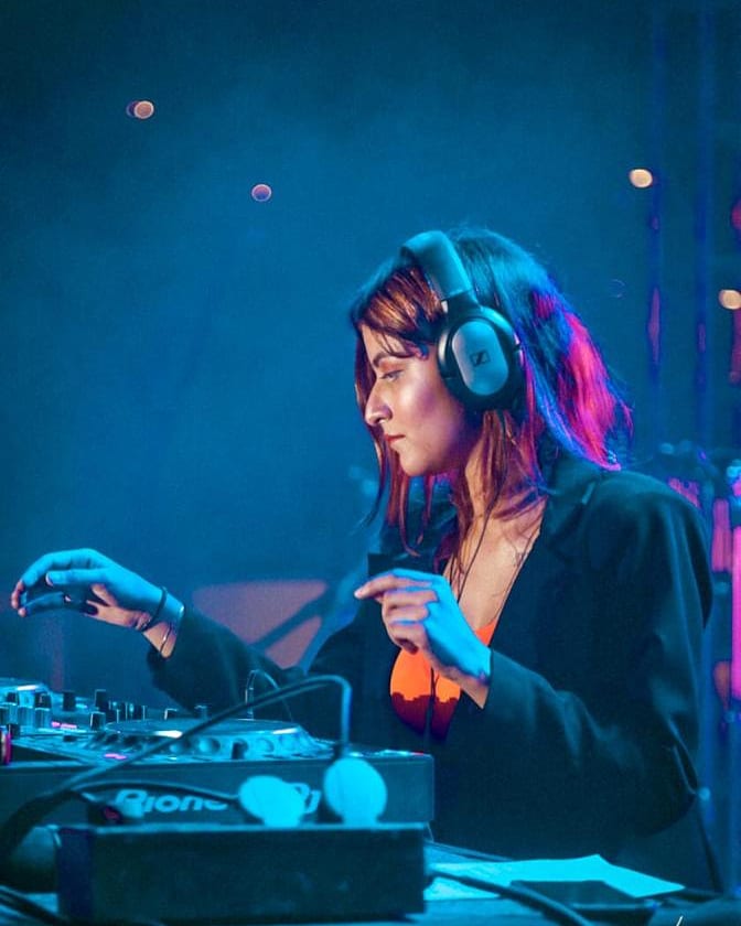 #Throwback to DJ Ojo prepping in silence, moments before taking the stage by storm at #HTPalateFest 2019! 🎉🎶
.
.
#HindustanTimes #DelhiDaily #FoodLove #SoDelhi #WeekendScenes #GoodVibes #DJOjo #MusicVibes #MondayFeels #ThrowbackMonday #TBT #ThrowbackPicture #LiveMusic