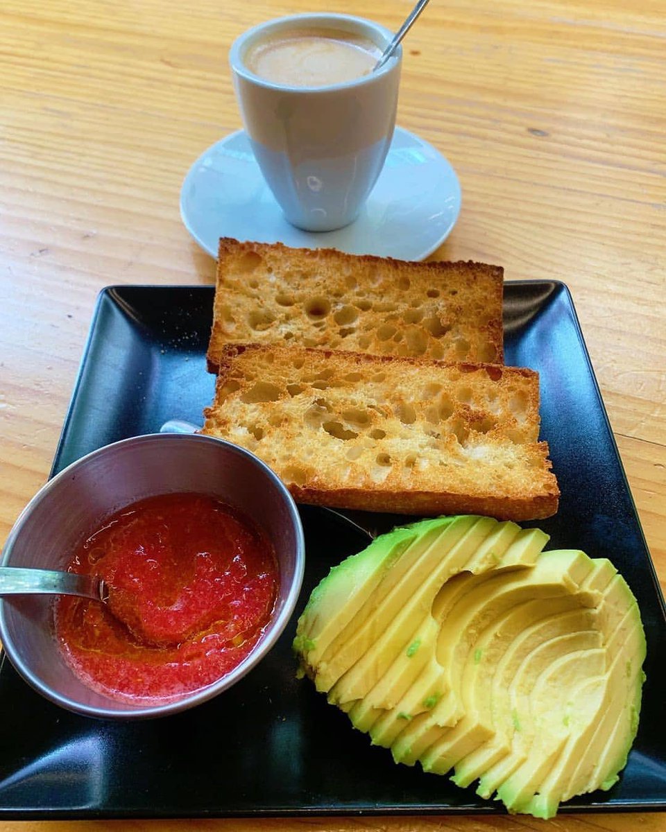 En Tribeca sabemos que los lunes cuestan 😞. Por eso, desayunar ☕ para nosotros es, en realidad, una forma de empezar el día bonito ☺

Combina como quieras tú desayuno ☕🥐 y empieza el día con un buen #momentotribeca que te alegre la semana 😀

#Tribeca #leonesp #bestintown