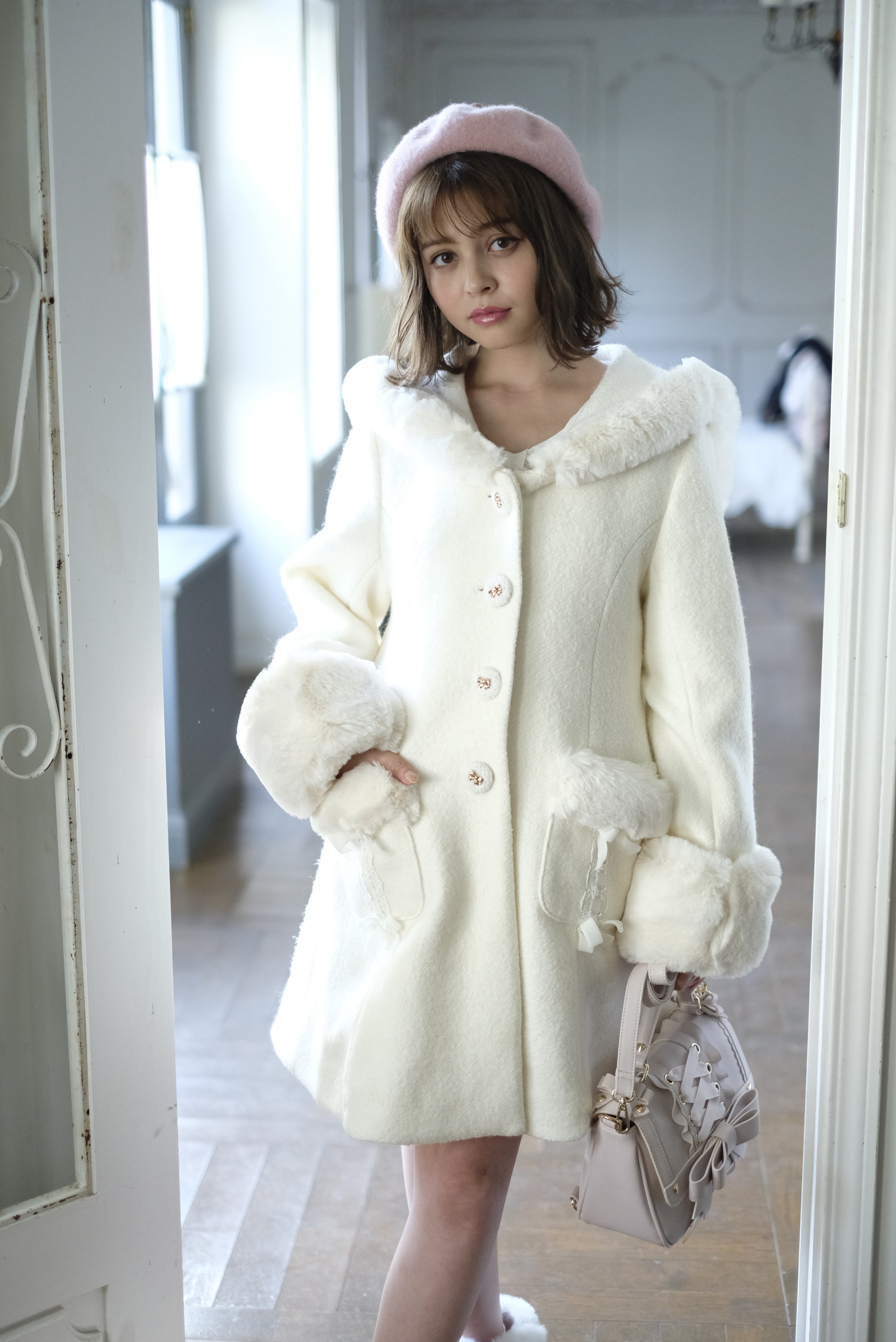 LIZLISA ファーカラーコート White