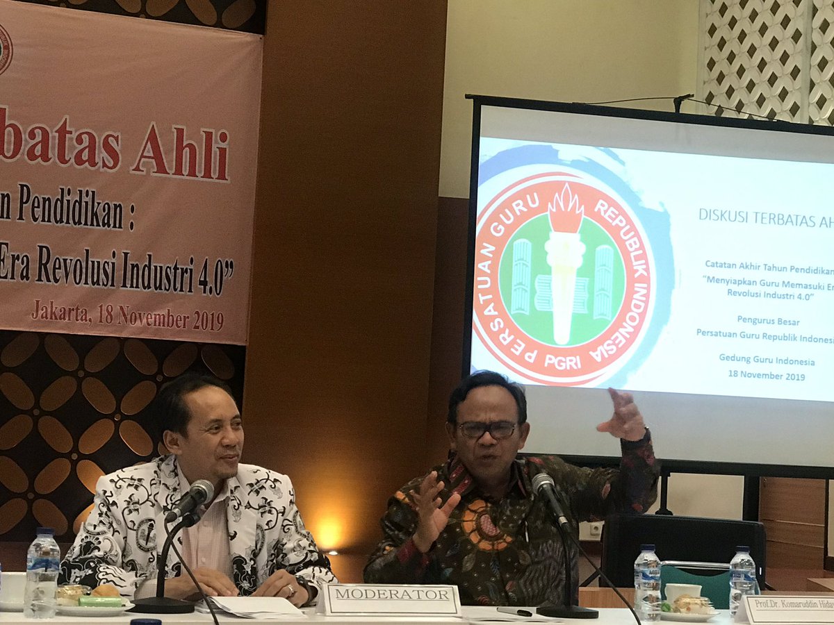 PBPGRI_OFFICIAL's tweet photo. Prof. Komarudin Hidayat dlm FGD PGRI : “Apapun kemajuan teknologi maupun perubahan era dlm peradaban, ada yang tidak boleh hilang dlm pendidikan yaitu Kasih Sayang” . Simak live streaming at https://t.co/YnUOYmZhL4 untuk #indonesiakaju https://t.co/Tpyi1bgPBE