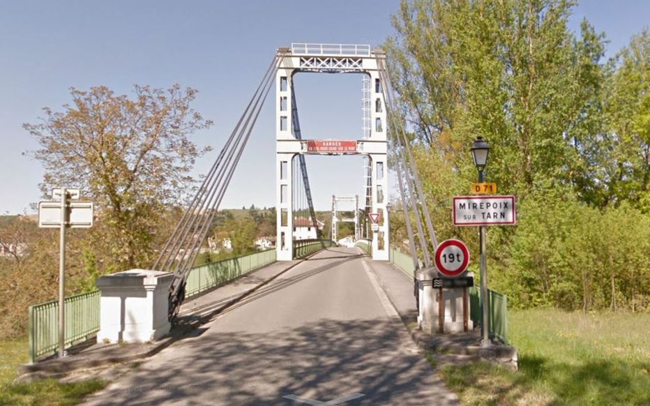 le_Parisien's tweet image. 🔴 Un pont suspendu qui enjambe le Tarn à Mirepoix-sur-Tarn, au nord de Toulouse, s’est effondré ce matin. Un adolescent de 15 ans est décédé &amp;gt;  leparisien.fr/faits-divers/t…
