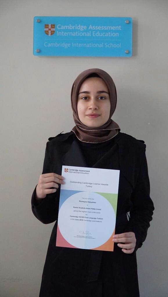 RÜMEYSA DİL BİRİNCİSİ
Kartal Anadolu İHL öğrencisi Rümeysa Hakyemez, Cambridge Üstün Başarı Ödülleri sınavlarında, Anadil Türkçe alanında dünya çapında en yüksek notu alarak “Top in the World” birincilik ödülüne sahip oldu. Tebrikler Rümeysa, başarılar her daim seninle olsun.