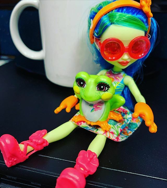 karentoittoit's tweet image. Tamika Tree Frog doll with Burst, her critter frog friend from the Junglewood collection - cutest work buddies for the day!
#EnchantimalsSA #Gift 
#BlogDrop #tradeexchange
@Mattel @brandalleypr 
#TamikaTreeFrog #Enchantimals 
#EnchantimalsJunglewood #Bur… ift.tt/35dp7Wg