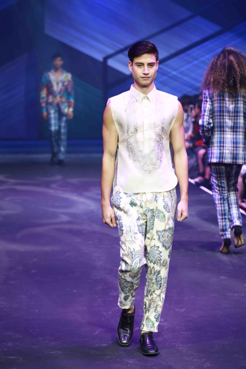 stylefestph's tweet photo. Jor-El Espina brought forward his print game at #StyleFestPH. 🤩

https://t.co/ggiErklUfw https://t.co/SwkuAKYsCX