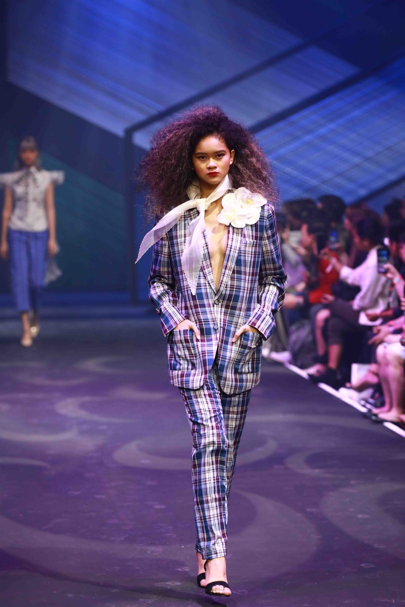 stylefestph's tweet photo. Jor-El Espina brought forward his print game at #StyleFestPH. 🤩

https://t.co/ggiErklUfw https://t.co/SwkuAKYsCX