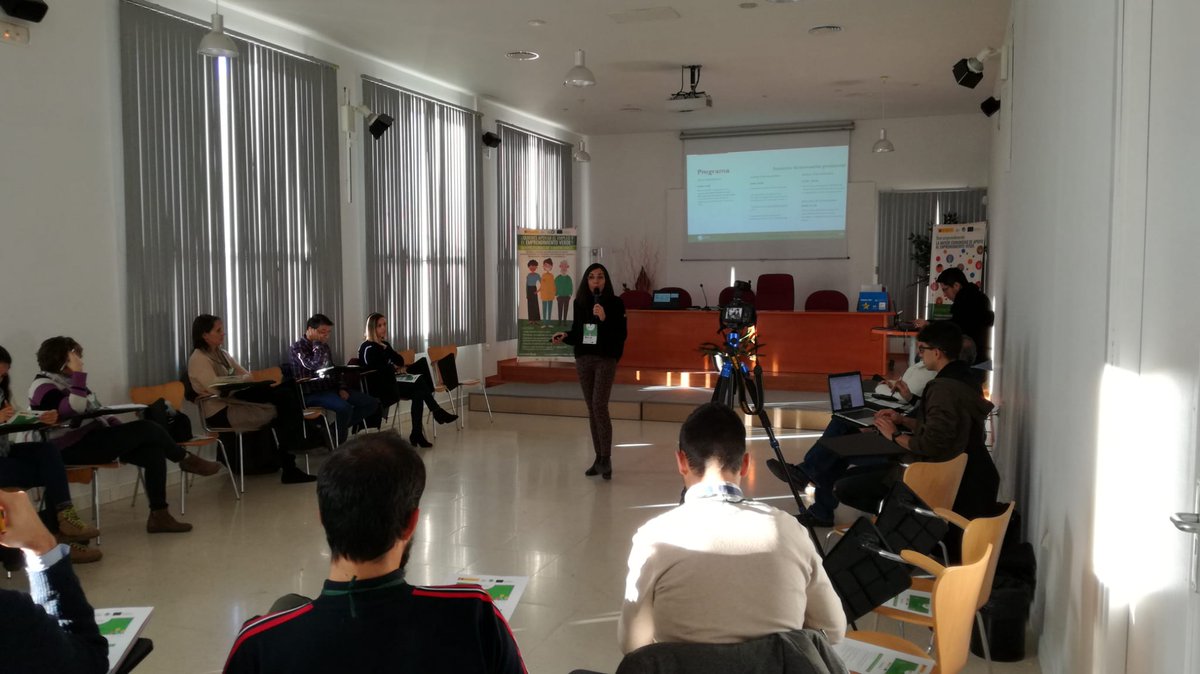 emprendeverde's tweet photo. Arrancamos el cuarto #LabEmprendeverde con una bienvenida y presentación del programa y con un gran equipo de emprendedoras y emprendedores con proyectos que quieren mejorar el mundo emprendiendo en verde. #LabConexiónEuropea https://t.co/xVq9lRU5JA