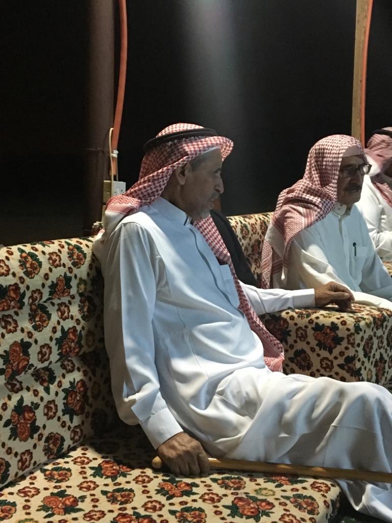 آه ياريحة هلي !
كلما تشرفت بالجلوس مع الشيخين: سالم الصالح الغريميل شفاه الله 
وحميان السعود الحميان حفظه الله 
اشعر برائحة جميلة تعيدني الى حائل التي اعرفها جيدا،،
قمة البساطة والود في العلاقة الممتدة منذ كان سالم معلم لحميان في الصفوف الاولى !
حفظهما الله
#حائليات
#عطر_الروح