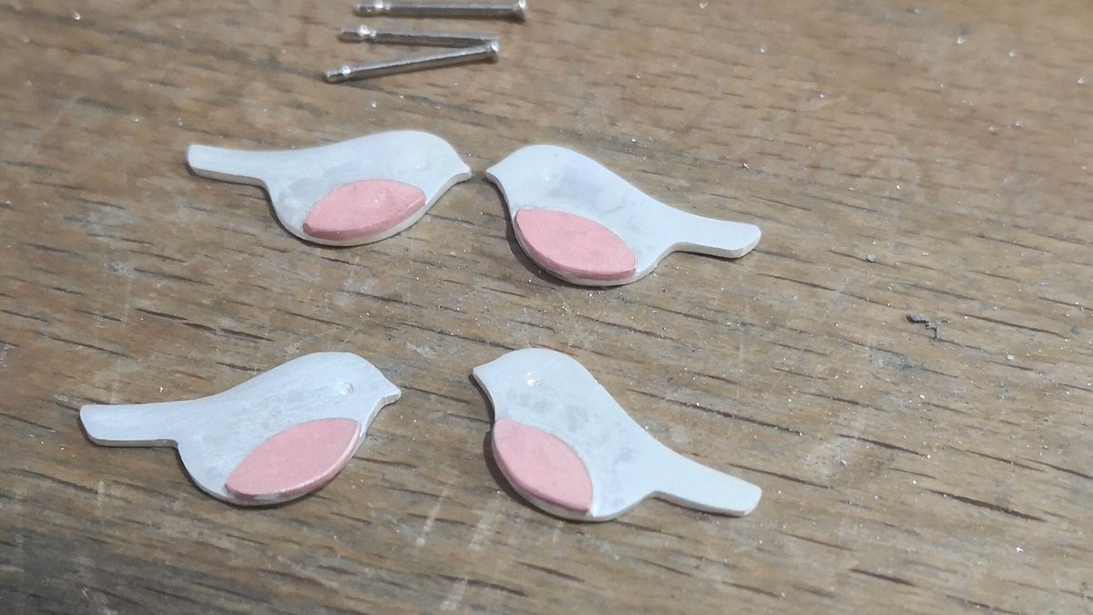 SilverbirdD's tweet photo. More little robins earrings in progress to be sent out later! . It's beginning to look a lot like Christmas! 😊 https://t.co/WIlpPs0St0
#silverbirddesigns #intheworkshop #handmade #tbch #shoptbch #britcraft #cooksongold #jewellerydesign #handcrafted #robin #lovedonesarenear https://t.co/Ptmmdxo1aU