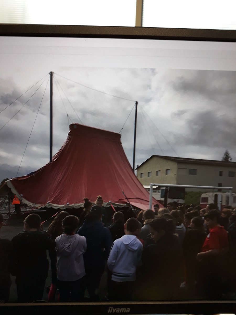 Circa et L'envolée Cirque sont à Masseube : un beau travail artistique se met en place avec les élèves du collége.