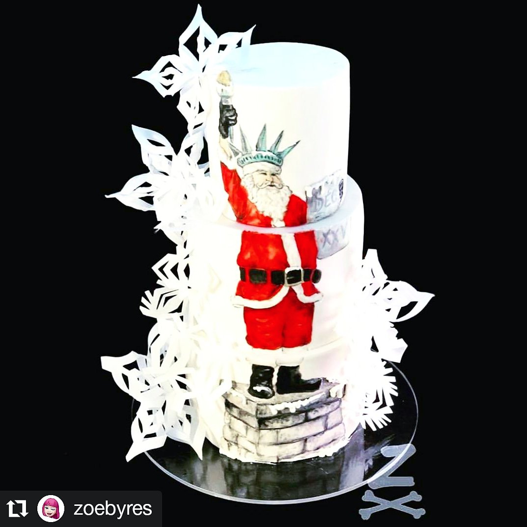 Omg Christmas is so close now..
Santa of liberty made by #magic_colours_champions @zoebyres hand painted with wafer paper snowflakes ❄️
.
.
.
#made_with_magic_colours #handpaintedcake #waferpaper