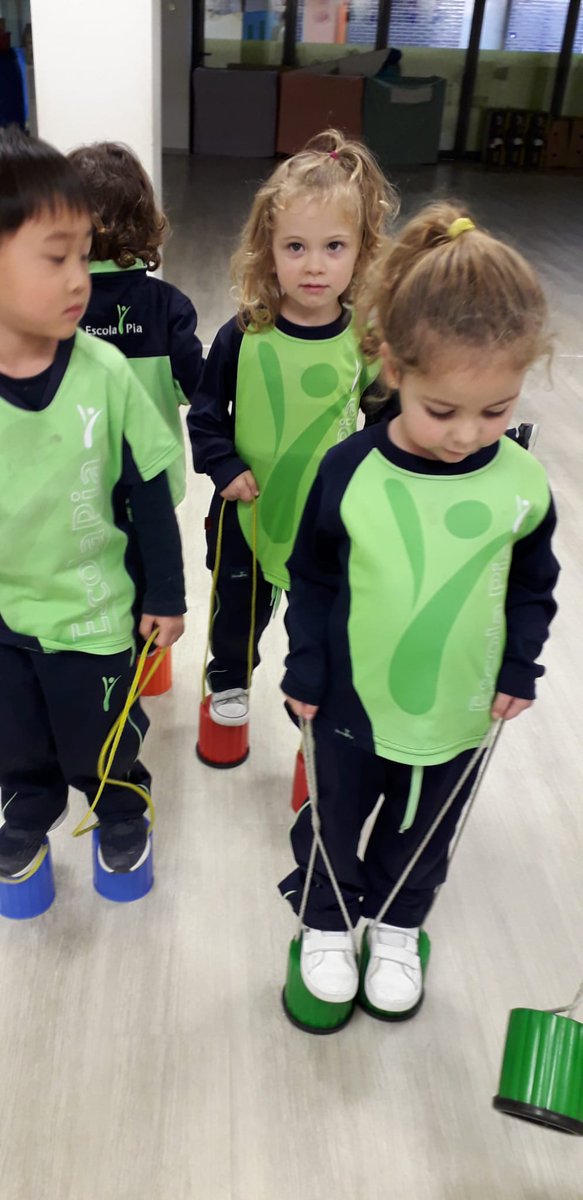 epiagranollers's tweet photo. Cada cop som més alts els de P 3!!!
Mireu-nos bé!!! Aprenem a caminar sobre"xanques". Ens cal posar bé el peu i tibar el cordill sense por.
#psicomotricitat #xanques #desplaçaments https://t.co/QerSBlsrRN