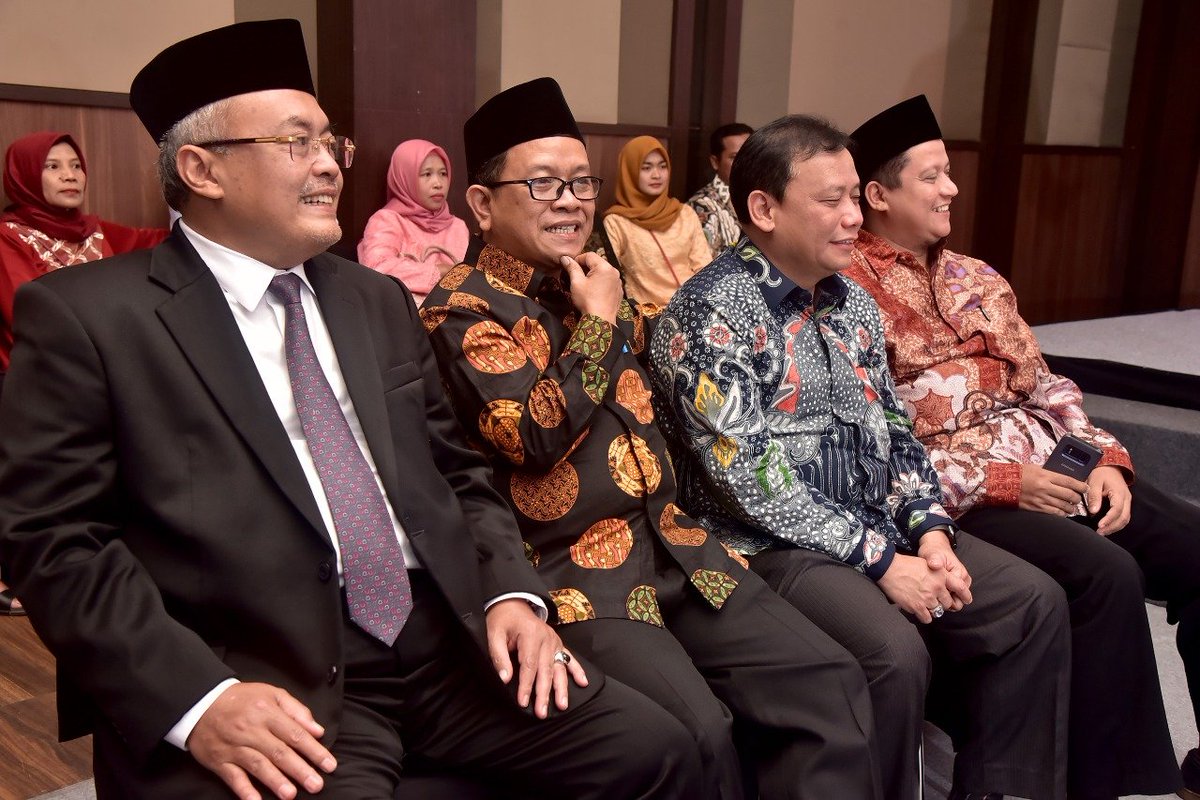 Saksi nikah Khanif Idris dan Mouliza Kristhoper Donna Sweinstani, di Oemah Daun Cafe &amp; Resto, Purwokerto, pada Ahad 17 November 2019 kemarin. Semoga samawa. Ini adalah pengalaman ke-38 jadi saksi nikah. * | <a href="/bawaslu_RI/">Bawaslu RI</a> @gunawanbawaslu <a href="/MouLyzaDonna/">Mouliza K Donna S</a> <a href="/Khanif_09/">khanif</a> <a href="/AuliaFachrudi/">Rudy Aulia</a>