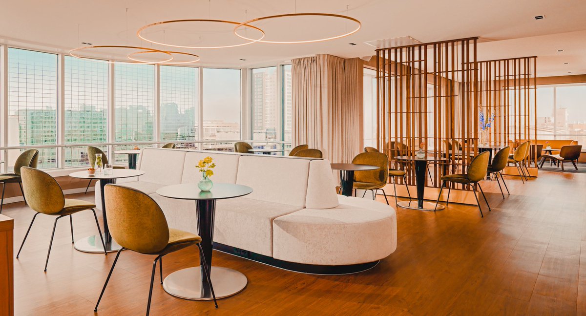 RdamMarriott's tweet image. Our M-Club lounge is exclusively accessible to our most loyal and valuable customers. It is a lovely space to work, recharge and connect. The view is to die for! On a clear day, you can even see The Hague. 🏙️ #vipbreakfast #marriottbonvoymoments #rdammarriott #marriottrotterdam