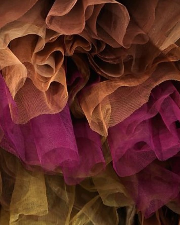 whatgrandmawore's tweet photo. Just some quick fashion history maths for you - the skirt of this Charles James 1954 Swan dress is composed of six layers, made up of 1,080 square feet of tulle, combined in various colours! It takes influence from Victorian bustle gowns, albeit with lighter materials. @metmuseum https://t.co/NgaDYabh4D