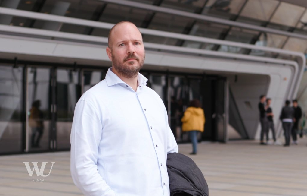 wu_vienna's tweet photo. In seiner Forschungsarbeit analysiert #Researcherofthemonth Christian Wagner den Tonfall, den die EZB in Presseaussendungen zur Entwicklung des Leitzinses anschlägt. Doch wie steht er zum Thema Finanzbildung als Schulfach? Jetzt am #WUBlog nachlesen: https://t.co/f5bmF99UaH https://t.co/aSLj4Xbgf3