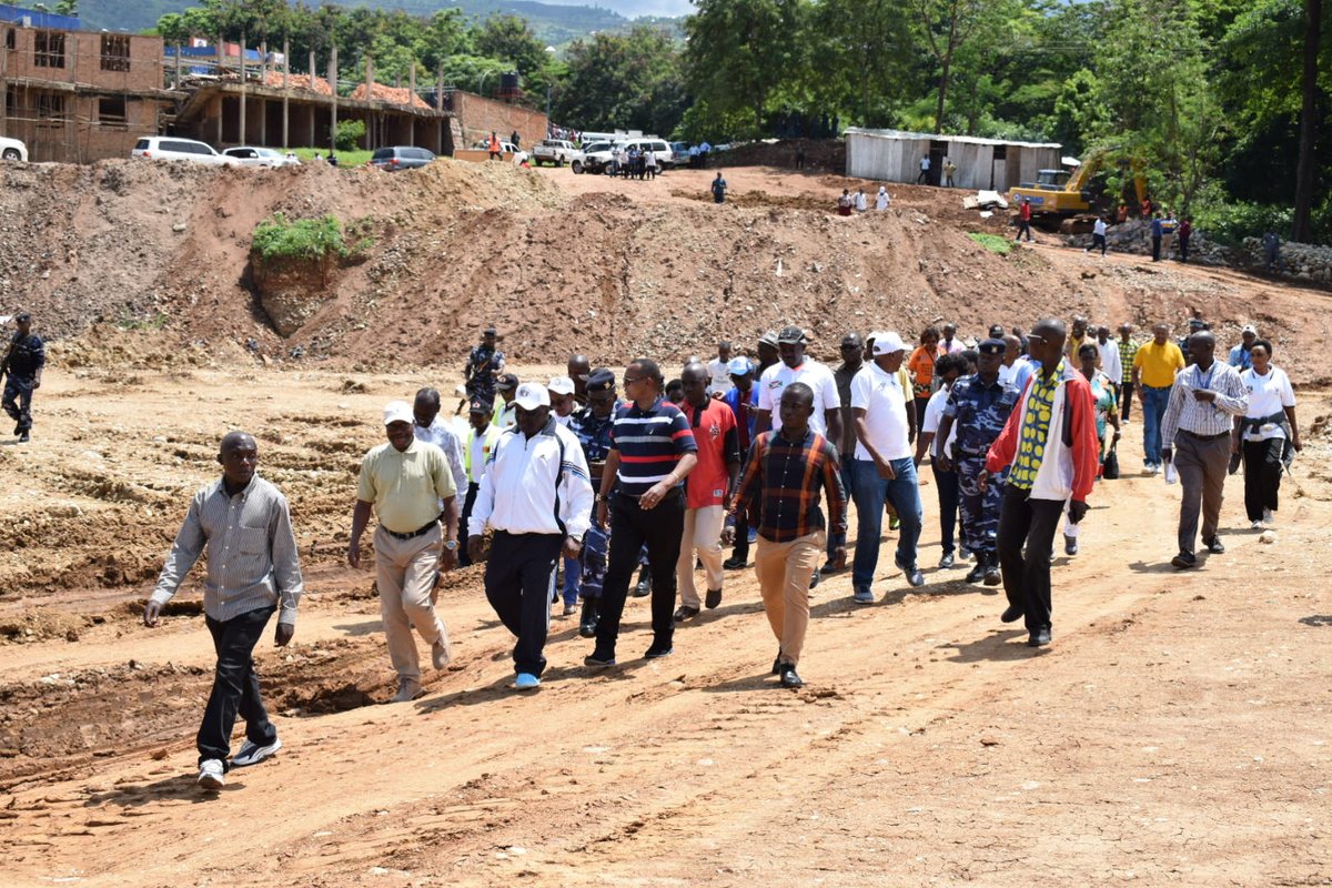 UbumweHebdo's tweet photo. #Burundi 18/11/2019:  Abagize Inama @nshingamateka bagendeye intara zo hagati mu gihugu bakaba bariko baraba aho ubushikiranganji bw,uburimyi  n,ubworozi @BMineagrie buteje ivyo bwiyemeje gukora  https://t.co/Xv49FFsYO0