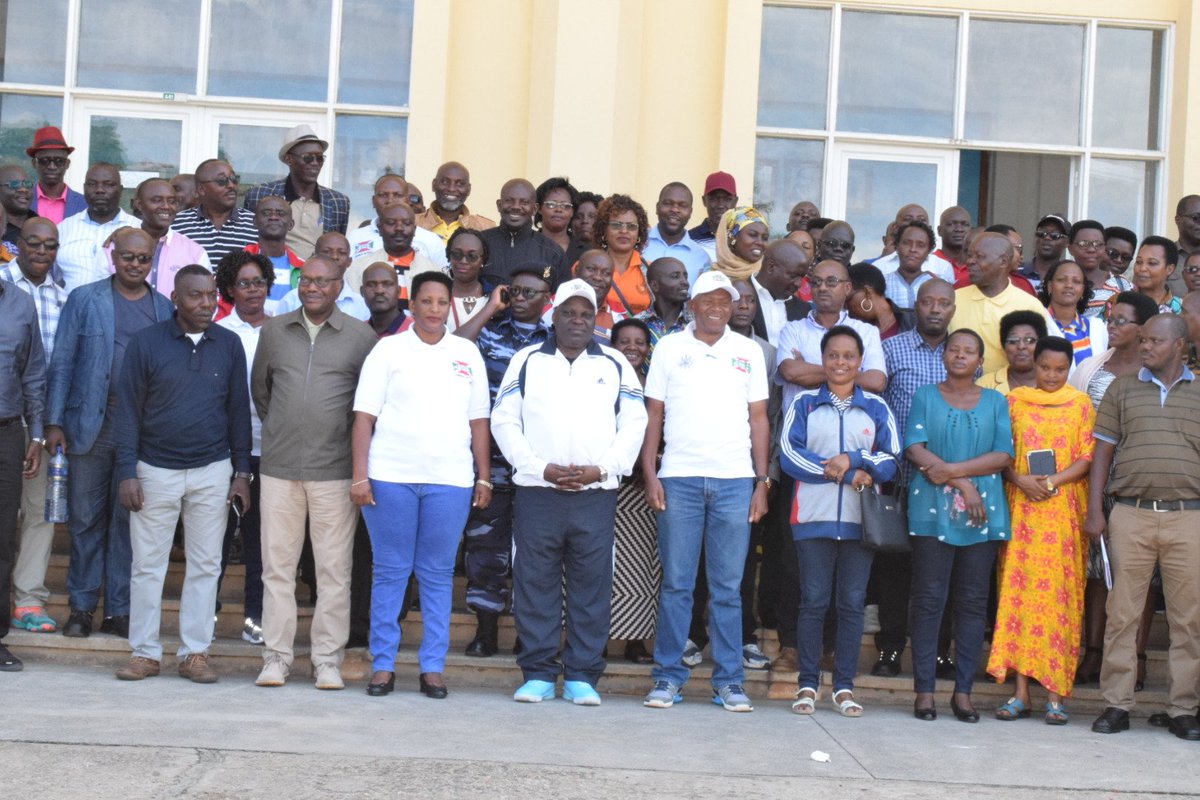UbumweHebdo's tweet photo. #Burundi 18/11/2019:  Abagize Inama @nshingamateka bagendeye intara zo hagati mu gihugu bakaba bariko baraba aho ubushikiranganji bw,uburimyi  n,ubworozi @BMineagrie buteje ivyo bwiyemeje gukora  https://t.co/Xv49FFsYO0