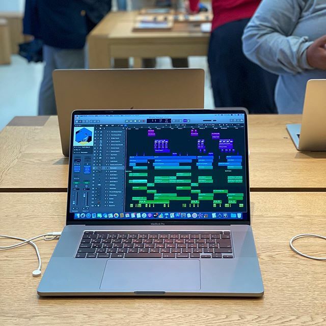 zonbi's tweet image. 16㌅MacBook Pro、画面広い！少しの差なのに、感覚的には大きな差を感じる。キーボードは若干厚みが増して、タイプしてる感があるね。良き！！ #MacBookPro2019 #macbookpro16 ift.tt/2Qp7FtE