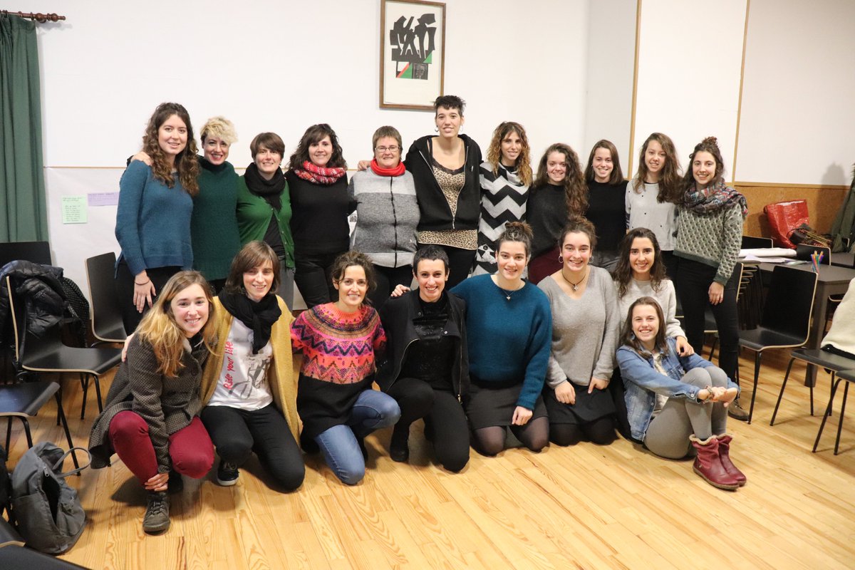 Giro ederrean eta mamitsu joan da Nafarroako bertso munduko emakumeen lehen topaketa. Atzo egin zen, Lesakan, herrialdeko hogei parte hartzailerekin. bertsozale.eus/eu/nafarroa/al…