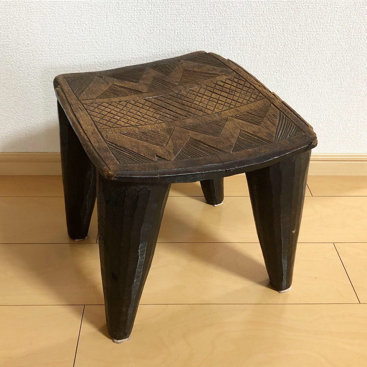 神田亜美 Twitterren 知人から借りて描いたアフリカ人が作った椅子です 自由に作られた木の椅子 かわいい